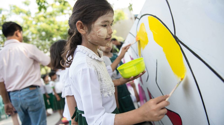 One of the students from No. 12 Basic Education Primary School partipated in the painting session in the morning.